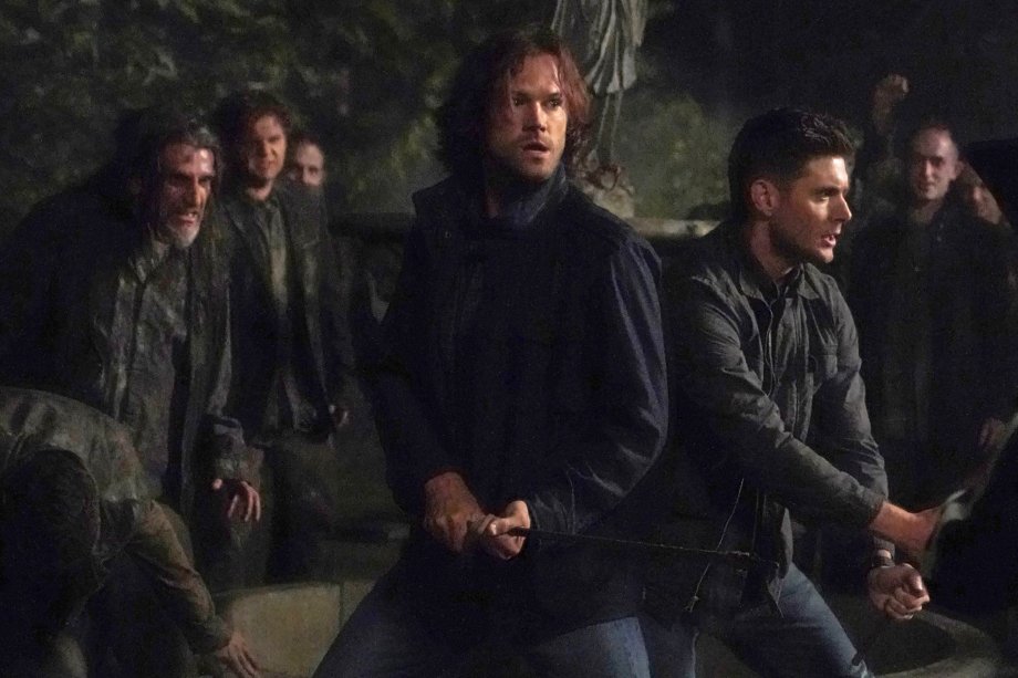 Irmãos Winchester lutam contra zumbis no primeiro episódio da 15ª temporada Irmãos Winchester lutam contra zumbis no primeiro episódio da 15ª temporada