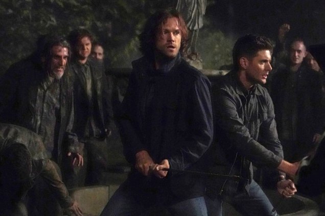 Irmãos Winchester lutam contra zumbis no primeiro episódio da 15ª temporada Irmãos Winchester lutam contra zumbis no primeiro episódio da 15ª temporada