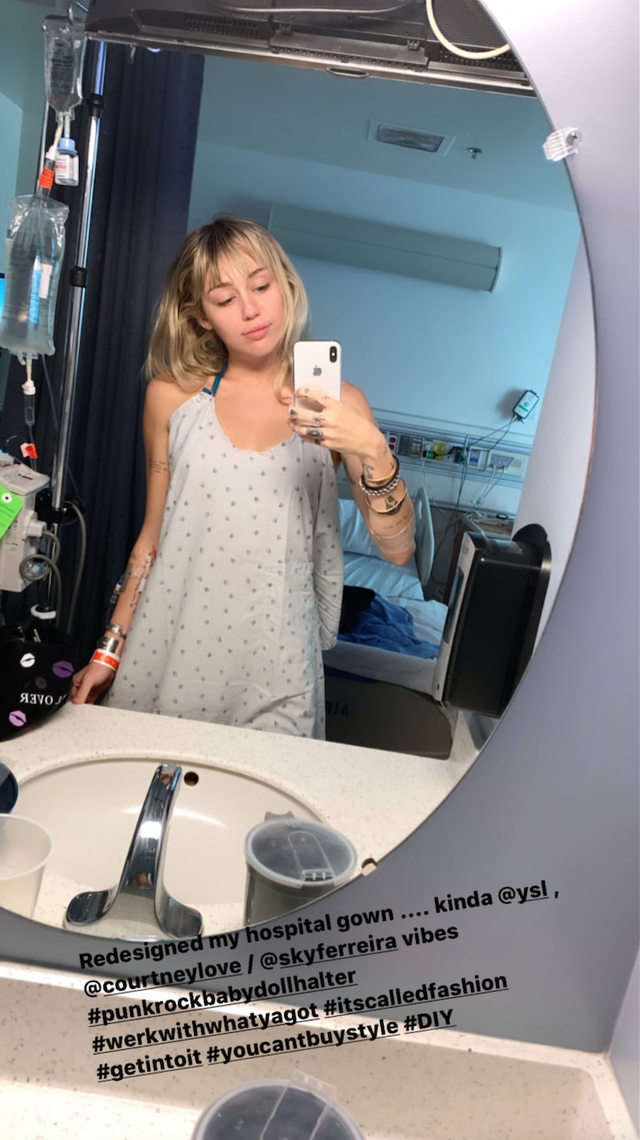 Miley Cyrus Roupa de Hospital2