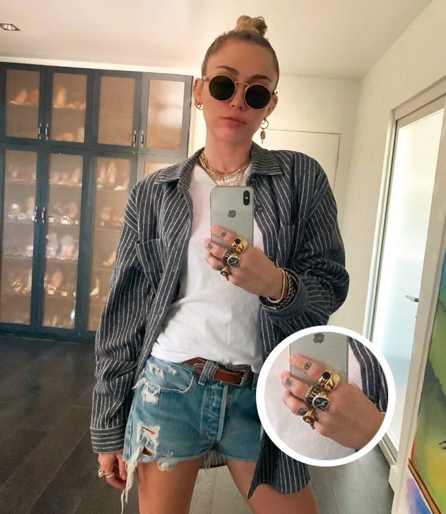 Miley Cyrus usando anel de Cody Simpson