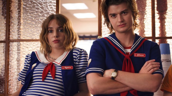 Maya Hawke como Rovin e Joe Keery como Steve em "Stranger Things"