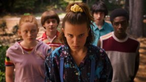 Imagem das crianças de Stranger Things; Eleven está no centro da cena olhando para câmera com uma expressão de raiva cercada por Max. Will, Mike e Lucas, que estão em segundo plano fazendo expressões de sérias e de raiva também