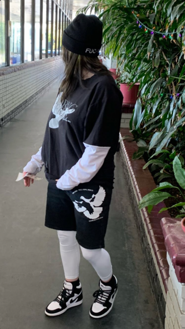 Billie Eilish look com legging e shorts