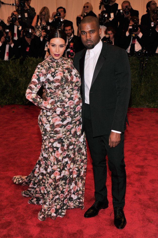 Kim Kardashian Baile do Met 2013 Mulher grávida com vestido florido ao lado de homem com terno