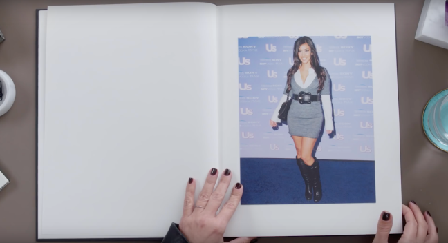 Kim Kardashian relembra seus looks antigos Mulher usa vestido com cinto e bota alta