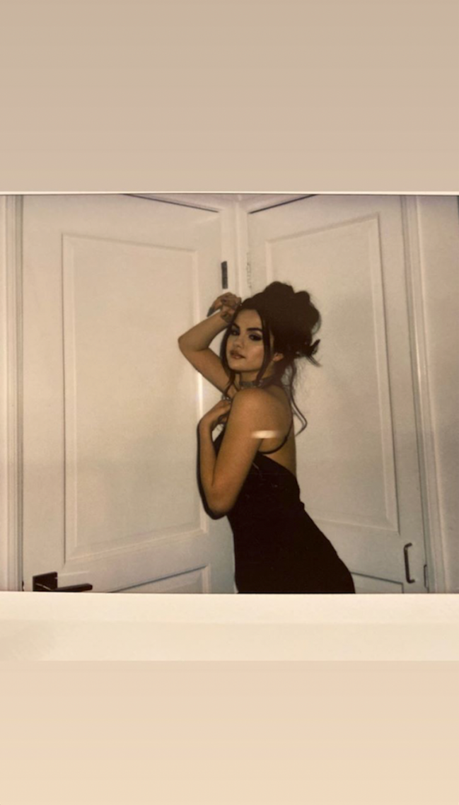 Selena Gomez look anos 1990 3