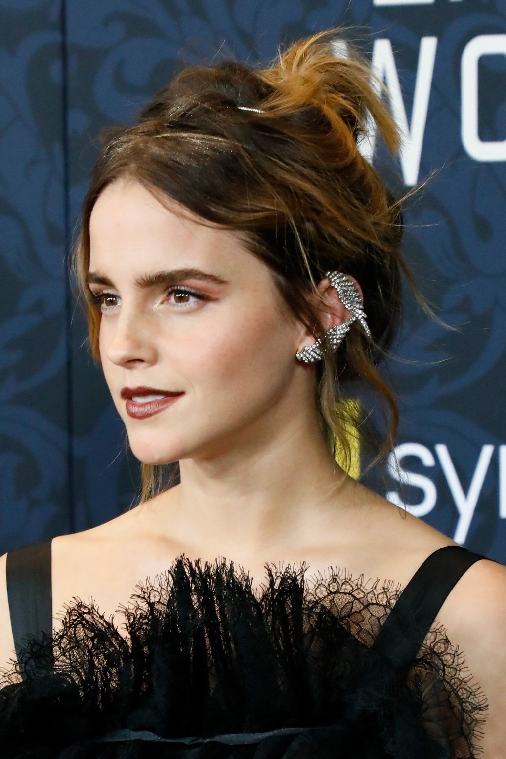 Emma Watson posando para foto com expressão neutra