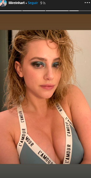 lili-reinhart-cabelo-molhado-olho-esfumado-azul-2