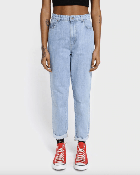 Mom jeans Riachuelo x Free Free (R$ 139,90*). Mom jeans Riachuelo x Free Free (R$ 139,90*).