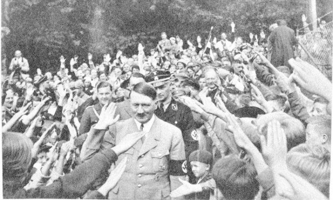Alunos fazem saudação nazista para representante de classe: “o novo Führer”