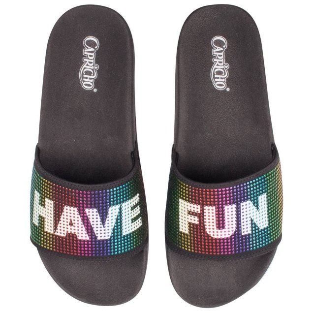 Chinelo Slide Have Fun, Capricho Shoes, R$ 99,90*. Chinelo Slide Have Fun, Capricho Shoes, R$ 99,90*.