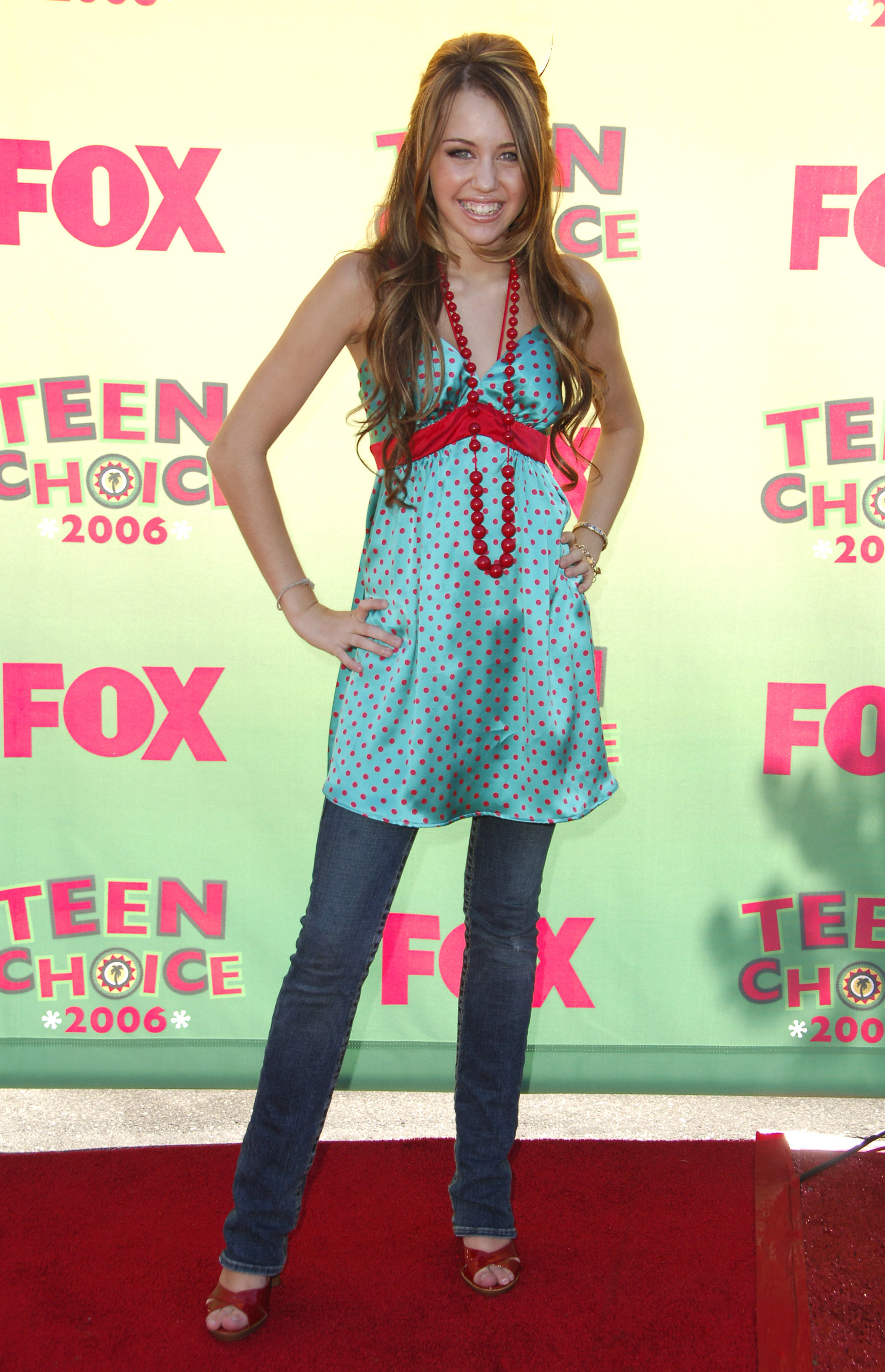 miley-cyrus-anos-2000 Miley Cyrus usando vestido por cima de calça jeans no Teen Choice Awards de 2006