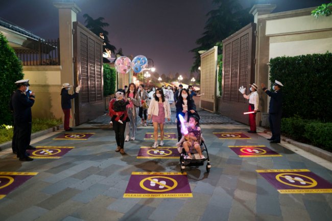 Fotos da reabertura da Disneyland Shanghai em meio à pandemia de COVID-19