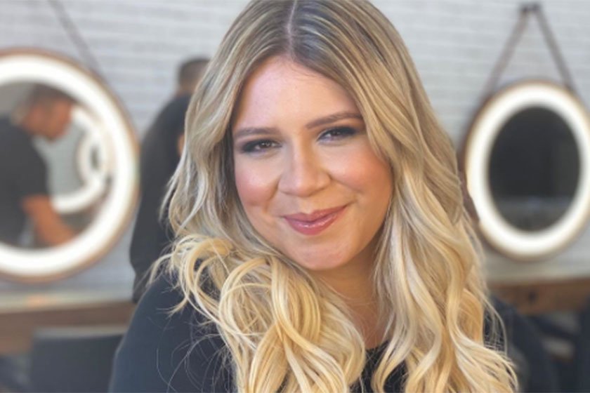 Marília Mendonça está sorrindo com o cabelo iluminado