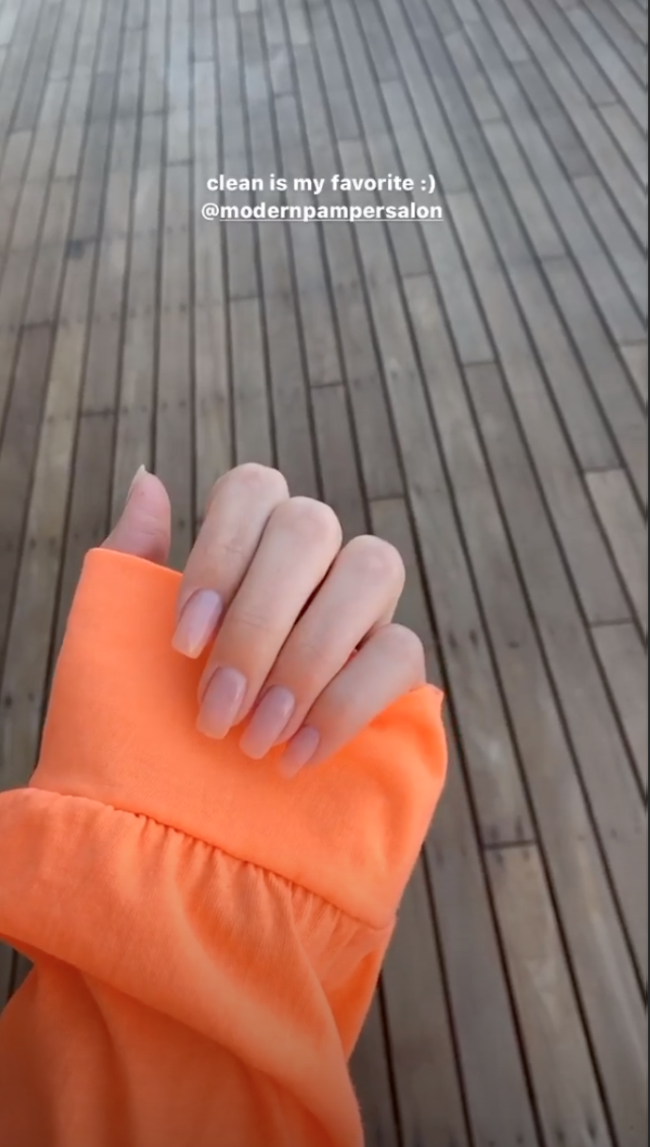 Kendall Jenner nail art Mão de pessoa mostrando unhas