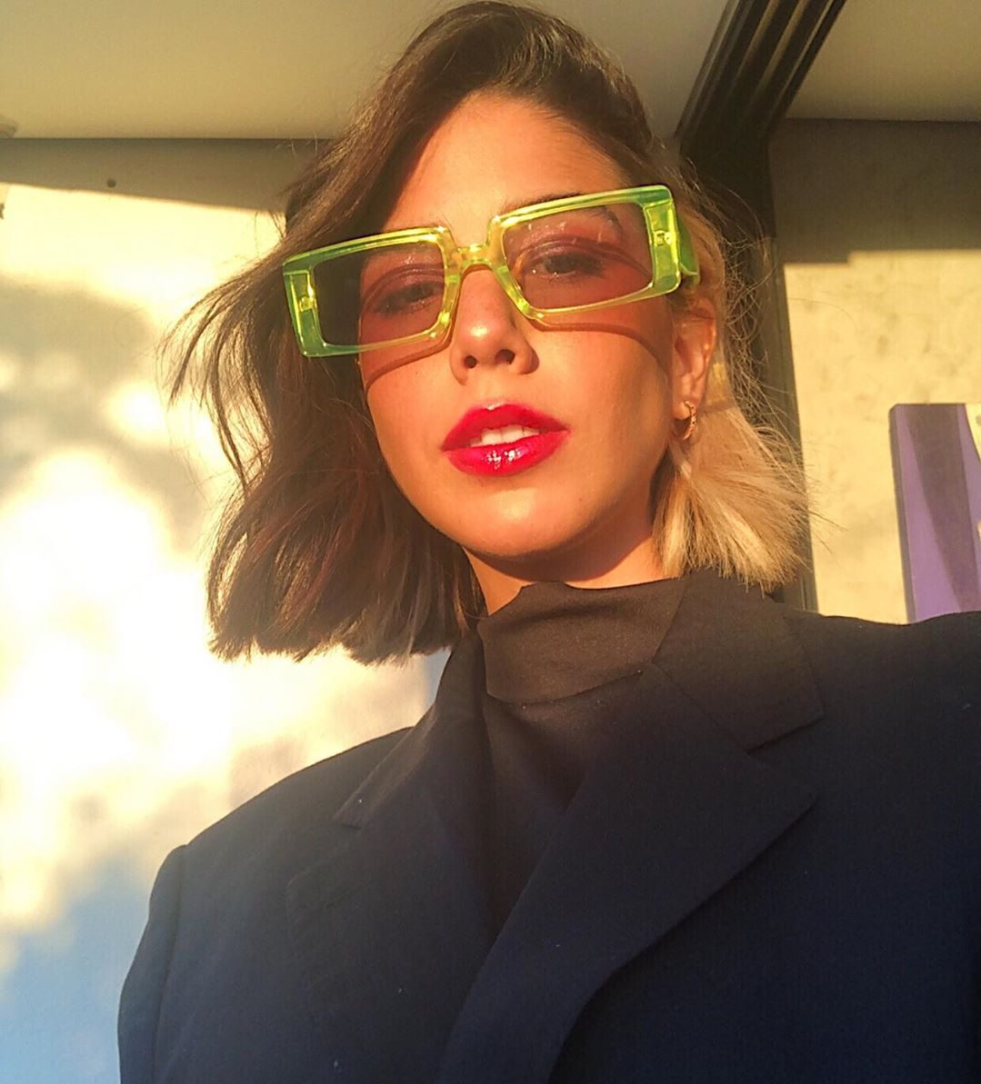 clara-campara-oculos-sol-verde-retangular Clara Câmpara usando óculos verdes com blazer preto