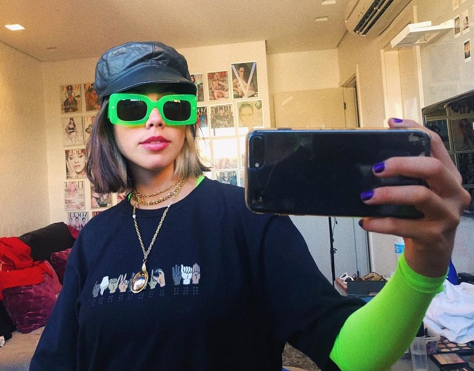 clara-campara-oculos-sol-verde-retangular-tendencia-verao Clara Câmpara usando óculos verdes