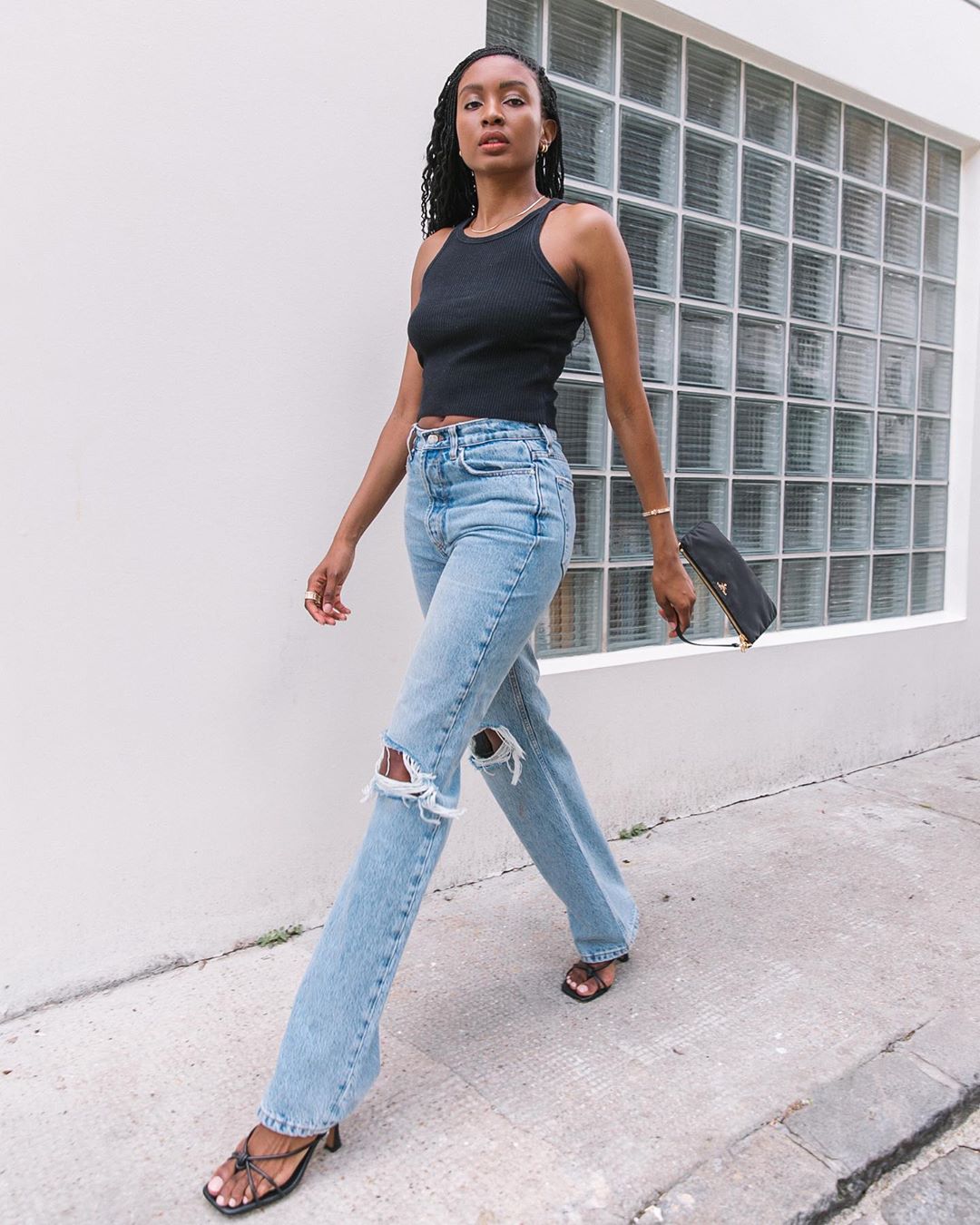 look-basico-regata-calca-jeans-sandalia-natashandlovu