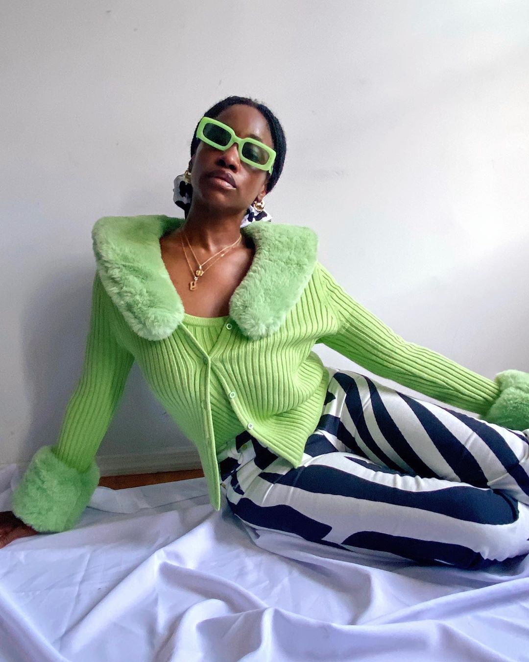 oculos-verdes-tendencia-verao-thelanguageofyolande Yolande Macon usando óculos verdes