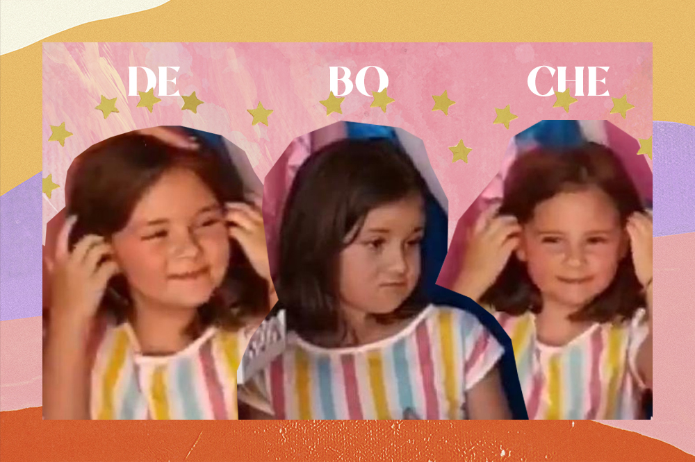 Três colagens da Maria Antônia, do vídeo viral com a irmã no aniversário, ela está fazendo três expressões de deboche na imagem com o texto "de-bo-che" escrito em cada uma; o fundo é uma textura rosa, amarela, branca e laranja com estrelas amarelas como decoração