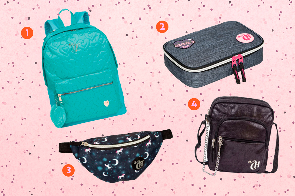 Montagem com quatro produtos da coleção de mochilas da CAPRICHO com a Sestini em um fundo rosa com bolinhas. Em cima, tem uma mochila azul turquesa e um estojo jeans. Embaixo, uma pochete com estampa de constelação e uma shoulder bag preta.