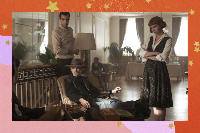 7 frases de “O Gambito da Rainha” que dão xeque-mate em qualquer machismo Cena de o gambito da rainha com três personagens na imagem.