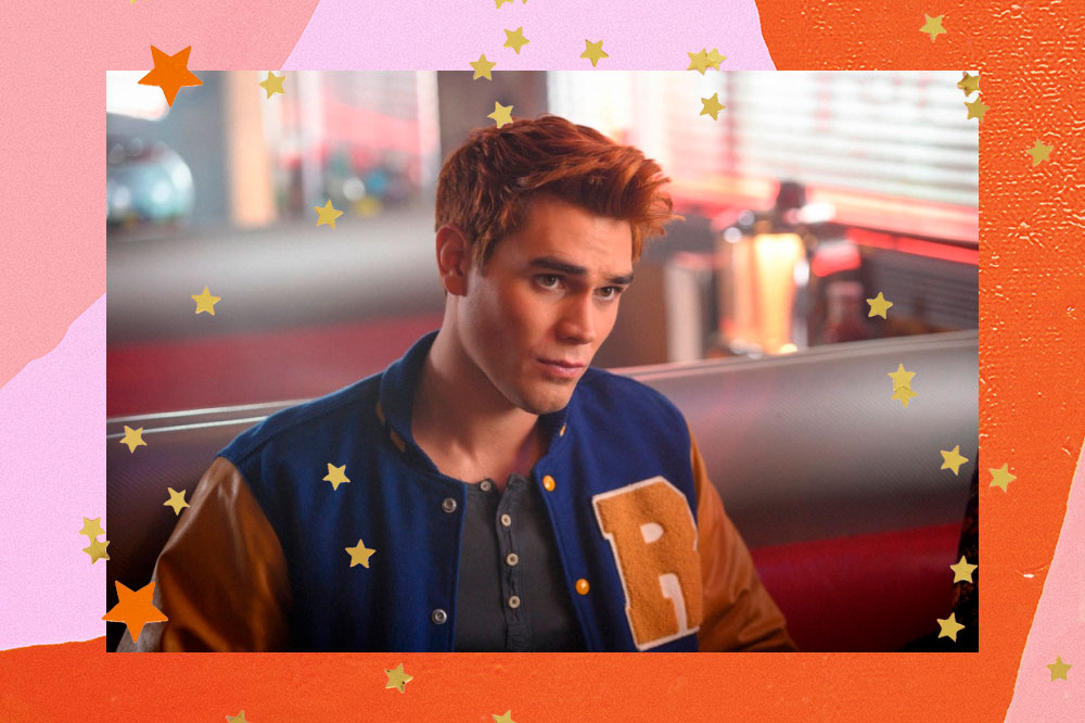 KJ Apa em cena de Riverdale usando o casaco com logo da escola no Pop's; a margem é uma textura em tons de rosa e laranja com estrelas amarelas e laranjas como decoração