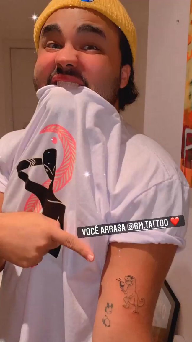 luisa-sonza-faz-tatuagem-com-amigos1