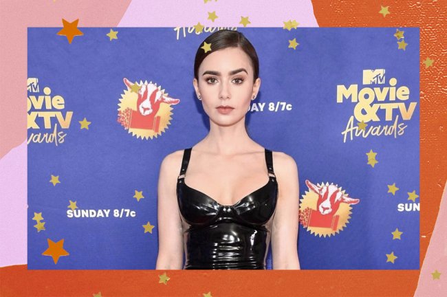 Lily Collins em red carpet usando vestido preto de látex com expressão séria; a margem é uma textura em tons de laranja e rosa com estrelas amarelas e laranja como decoração