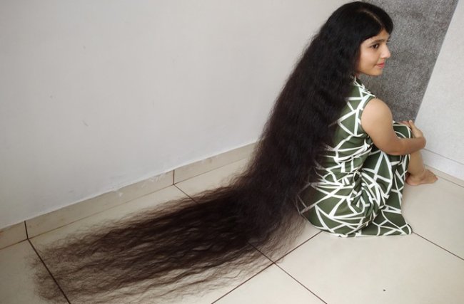 Nilanshi-Patel-cabelo adolescente mais longo do mundo guinness book 2 Nilanshi Patel, adolescente com o cabelo mais longo do mundo, mostrando os fios