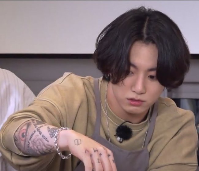 jungkook-btstatuagem-run-bts Jungkook durante o Run BTS!