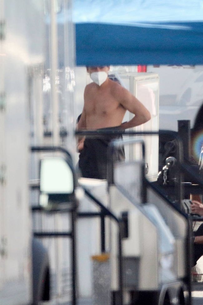 Harry Styles sem camisa e sem tatuagens