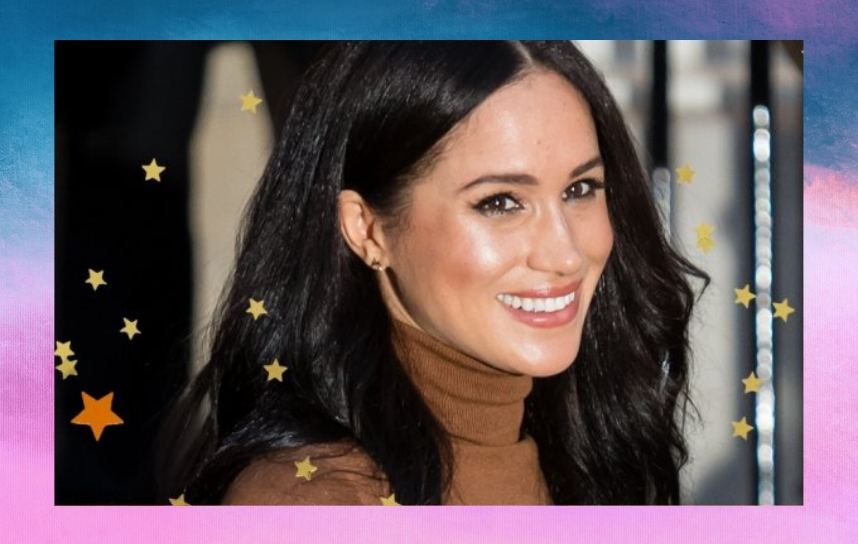 Meghan Markle com o cabelo solto, rosto levemente virado de lado e sorrindo