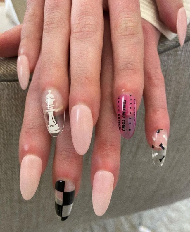 Nail art usada por Anya Taylor-Joy Nail art usada por Anya Taylor-Joy