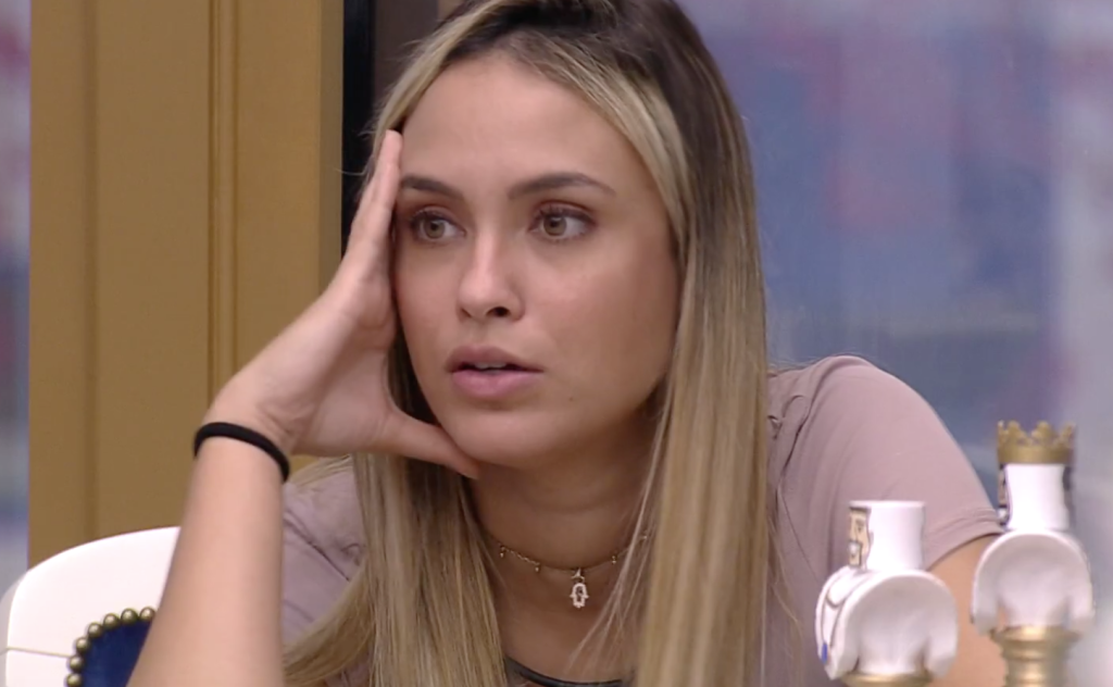 Sarah no BBB21. Ela está com a mão no rosto e semblante preocupado