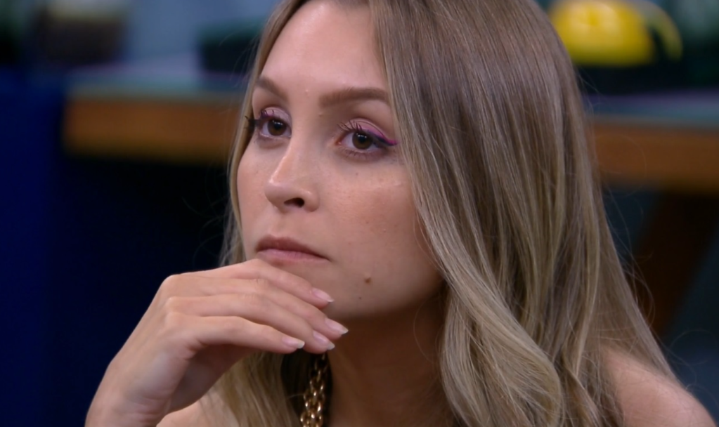 Carla Diaz no BBB21. Ela está com semblante sério e com uma das mãos no queixo