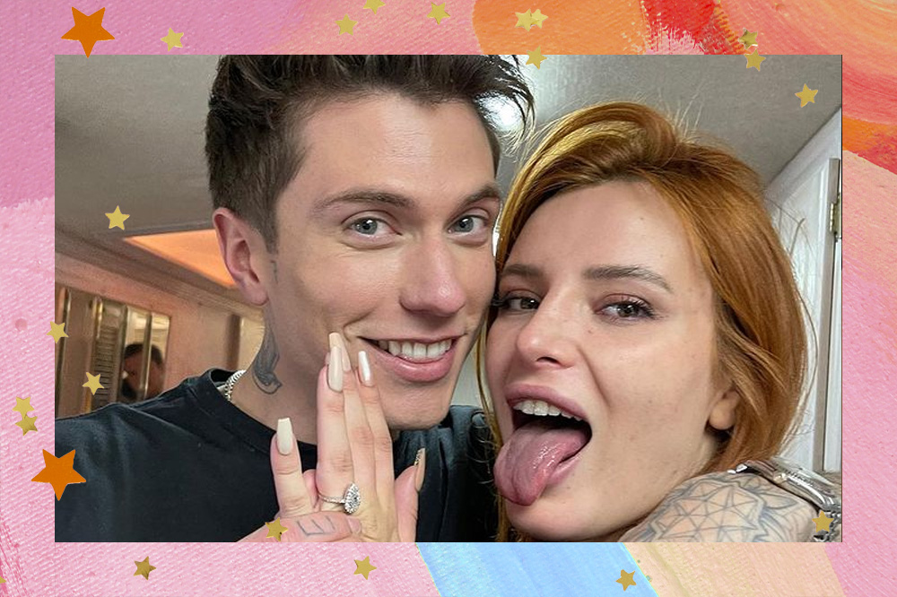 Bella Thorne com a língua para fora, mostrando o anel de noivado, ao lado de Benjamin Mascolo