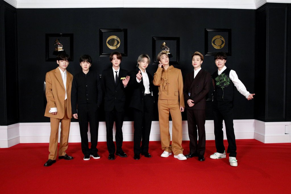 Integrantes do BTS em pé no Grammy 2021
