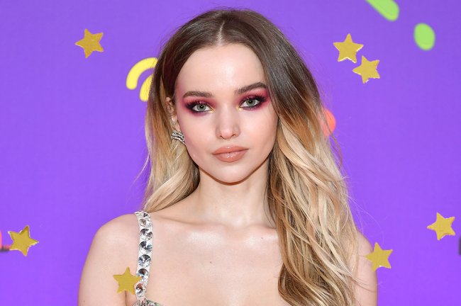 Dove Cameron séria olhando para a Câmera