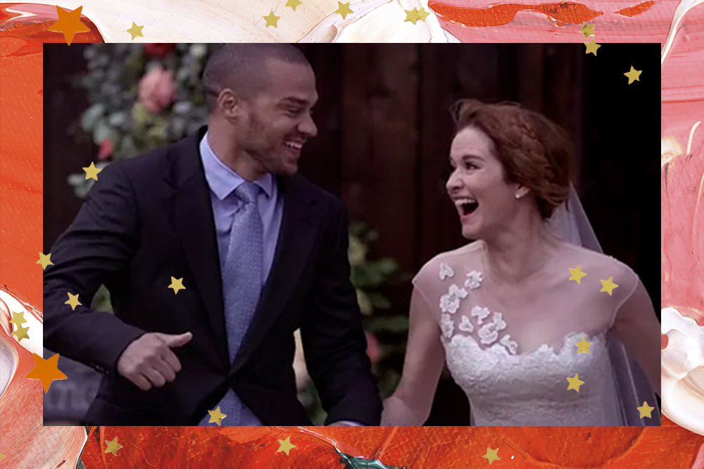 greys anatomy Jackson Avery e April Kepner em Grey's Anatomy; os dois estão correndo de mãos dadas enquanto fogem do casamento; Jackson está de terno preto com camisa e gravata em tons de azul e April está de cabelo preso e vestido de noiva; eles sorriem olhando um para o outro