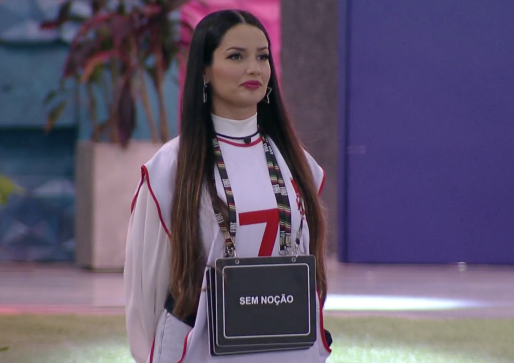 Juliette com plaquinhas penduradas no pescoço no Jogo da Discórdia do BBB21