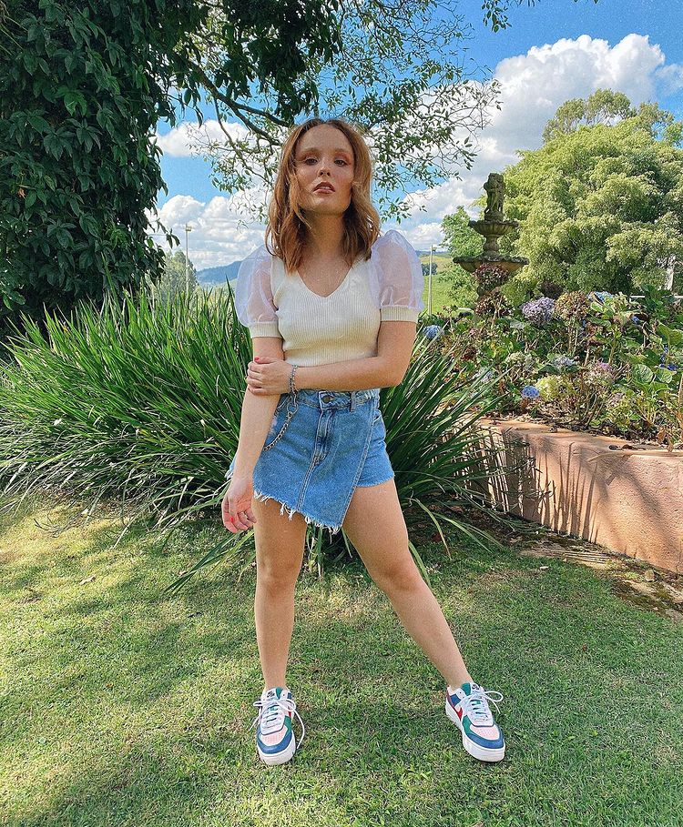 look-saia-jeans-larissa-manoela-01 Look da Larissa Manoela com saia jeans