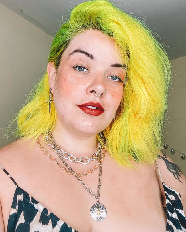 Garota com cabelo amarelo e batom vermelho