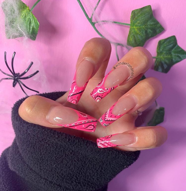 Nail art com estampa de bandana rosa