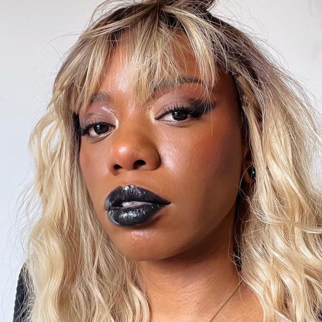 olho-preto-esfumado-damatamakeup garota usando maquiagem com olho preto esfumado e batom preto