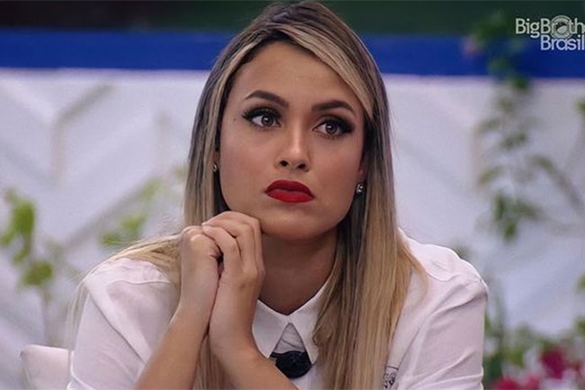 Sarah Andrade com as mãos juntas próximas ao rosto e cara pensativa no BBB21