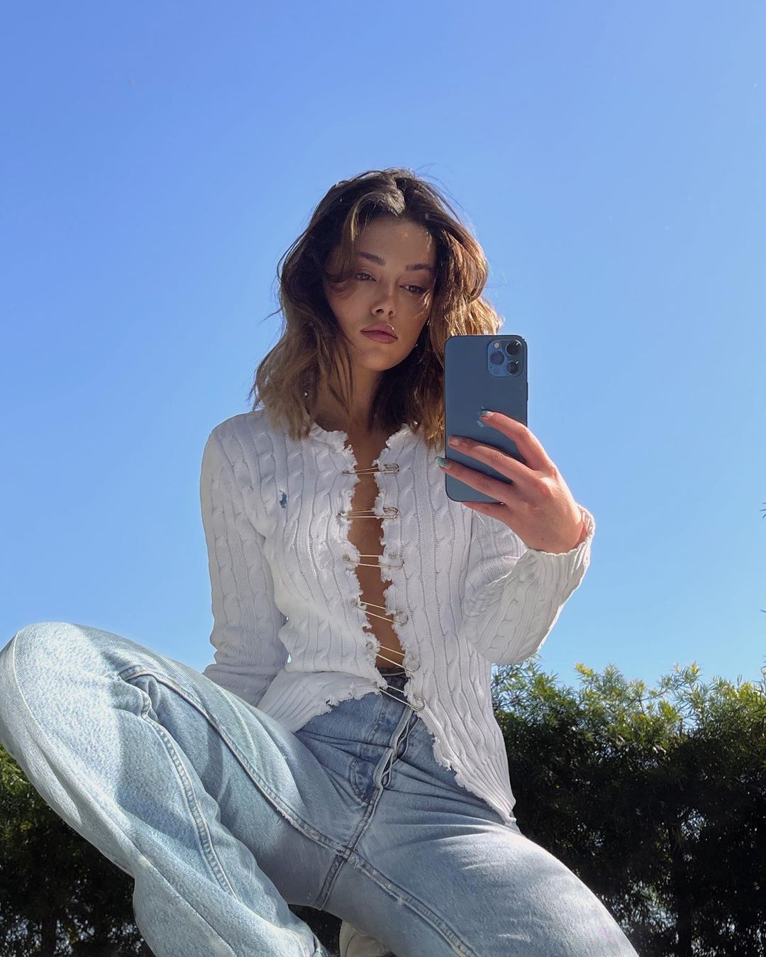tendencia-polemica-recortes-jourdansloane Blusa com recortes e alfinetes