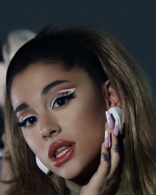 Ariana Grande com delineado branco