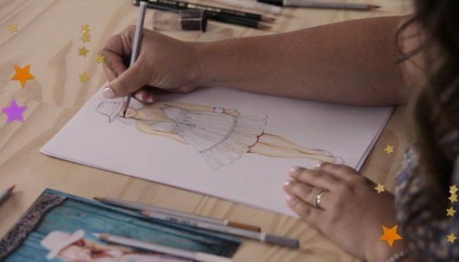 Croqui Na imagem vemos uma mesa com canetas, lápis e uma folha sendo desenhada por alguém. O desenho é um croqui de moda.