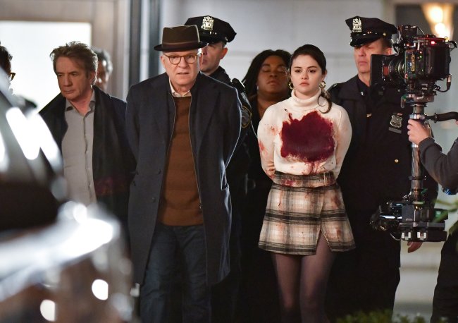 Celebrity Sightings In New York City – April 10, 2021 Ator Martin Short, Steve Martin e Selena Gomez sendo escoltados pela polícia, todos com os braços para tras, no set de filmagem da série